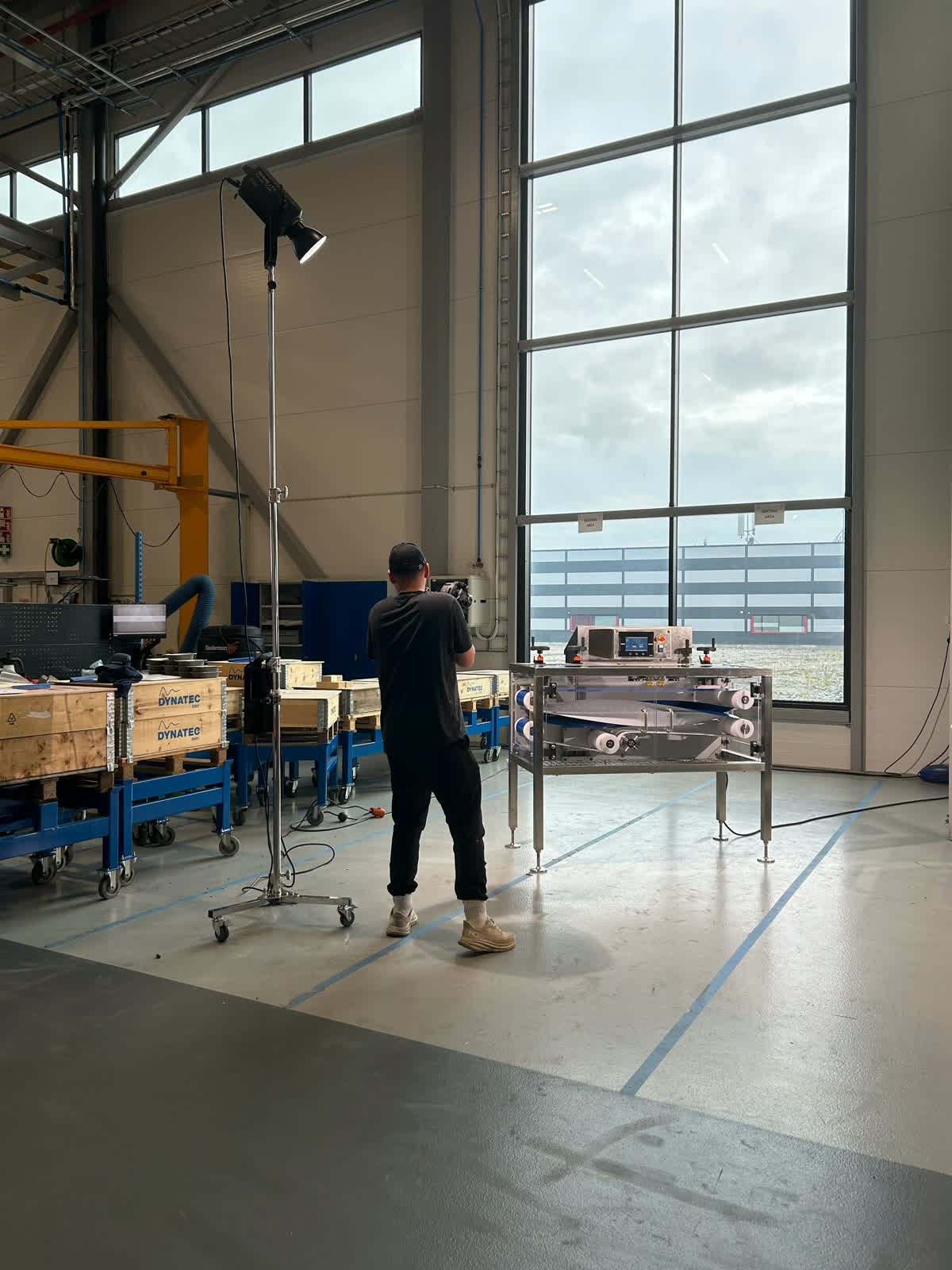 BTS fra innspilling av produktvideo for Dynatec på Holtskogen – kamera og produksjonsutstyr i industrihall