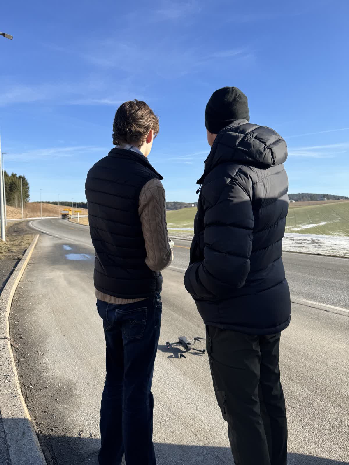 Godkjent dronepilot fra Ingstad Media diskuterer vinkler med kunde før dronen tar av – Østfold